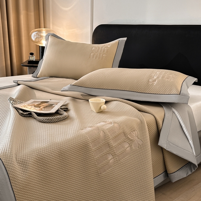 91家纺网 家纺一手货源 找家纺 慕尚家纺 2025新款PE刺绣款minmin&ysl凉感席席子凉席 缪席 卡其