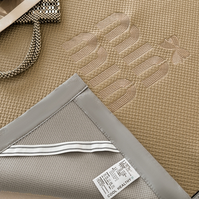 91家纺网 家纺一手货源 找家纺 慕尚家纺 2025新款PE刺绣款minmin&ysl凉感席席子凉席 缪席 卡其