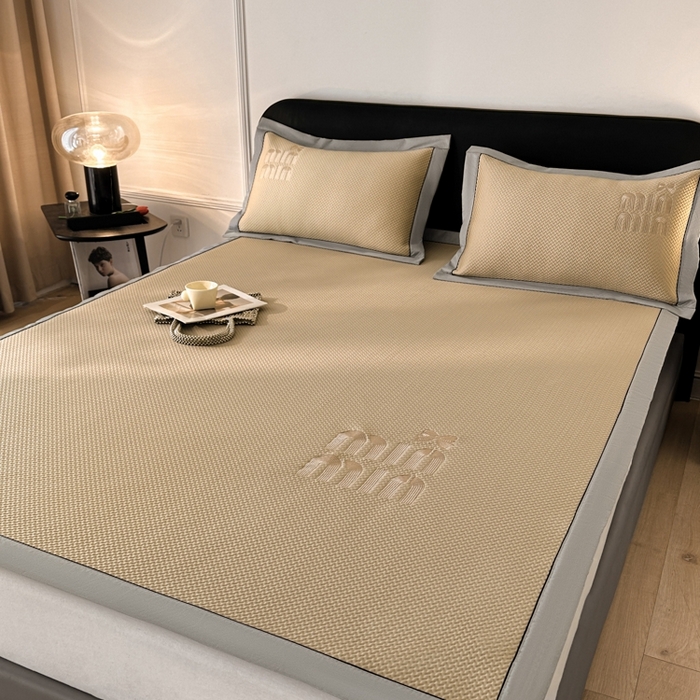 91家纺网 家纺一手货源 找家纺 慕尚家纺 2025新款PE刺绣款minmin&ysl凉感席席子凉席 缪席 卡其