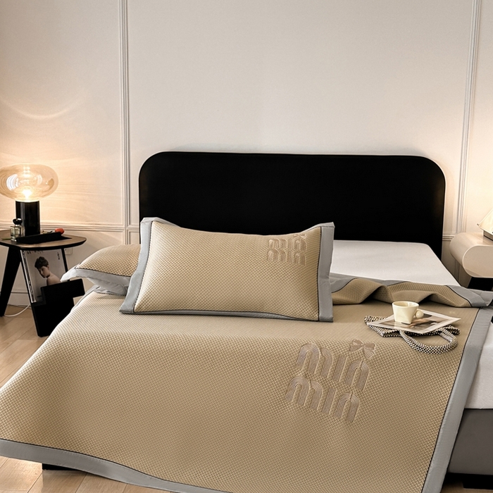 91家纺网 家纺一手货源 找家纺 慕尚家纺 2025新款PE刺绣款minmin&ysl凉感席席子凉席 缪席 卡其