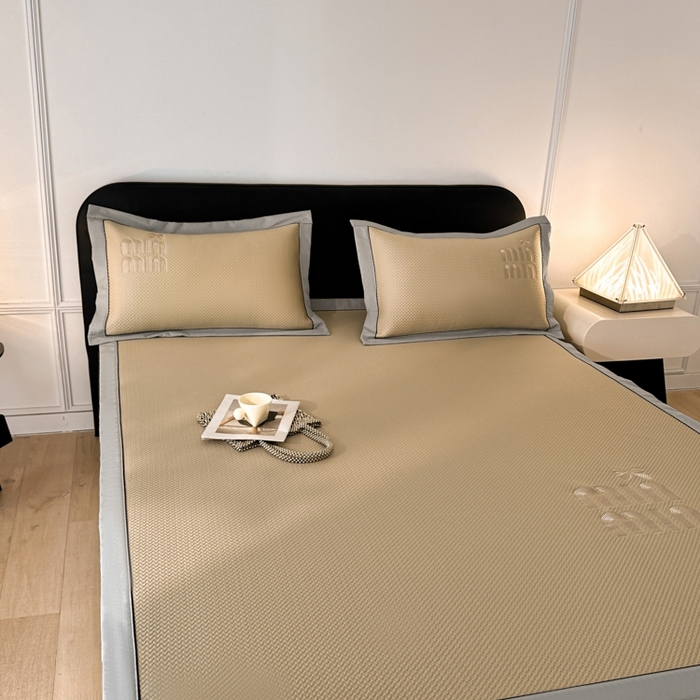 91家纺网 家纺一手货源 找家纺 慕尚家纺 2025新款PE刺绣款minmin&ysl凉感席席子凉席 缪席 卡其