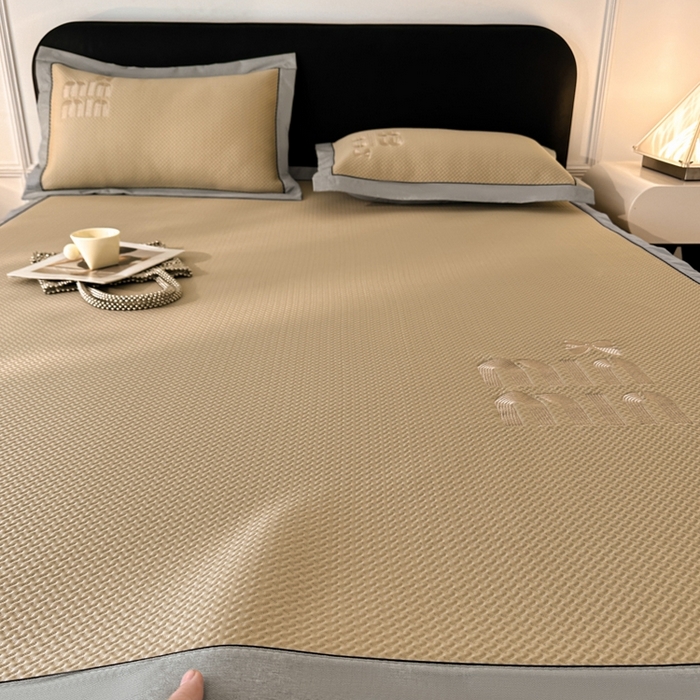 91家纺网 家纺一手货源 找家纺 慕尚家纺 2025新款PE刺绣款minmin&ysl凉感席席子凉席 缪席 卡其