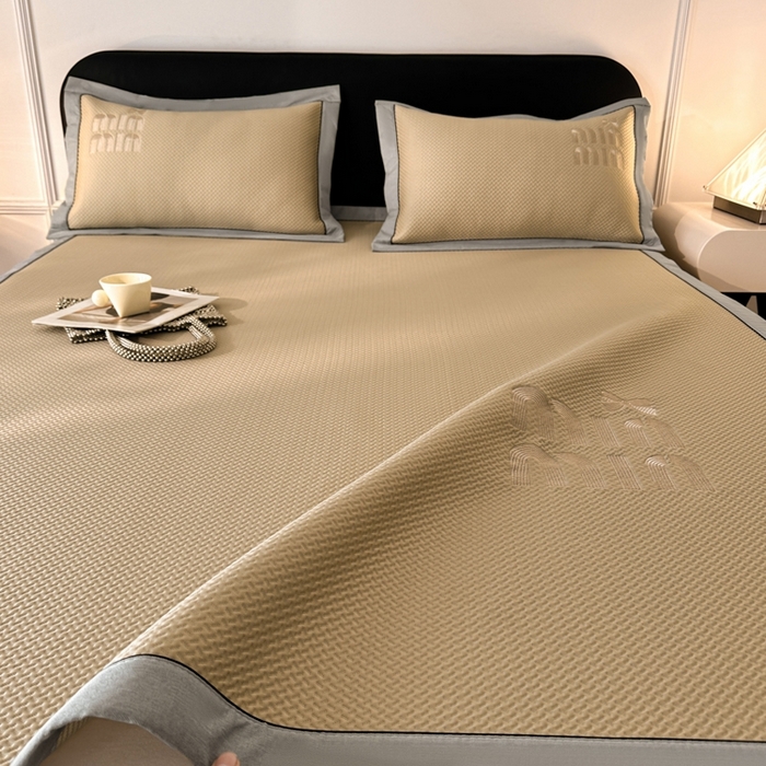 91家纺网 家纺一手货源 找家纺 慕尚家纺 2025新款PE刺绣款minmin&ysl凉感席席子凉席 缪席 卡其