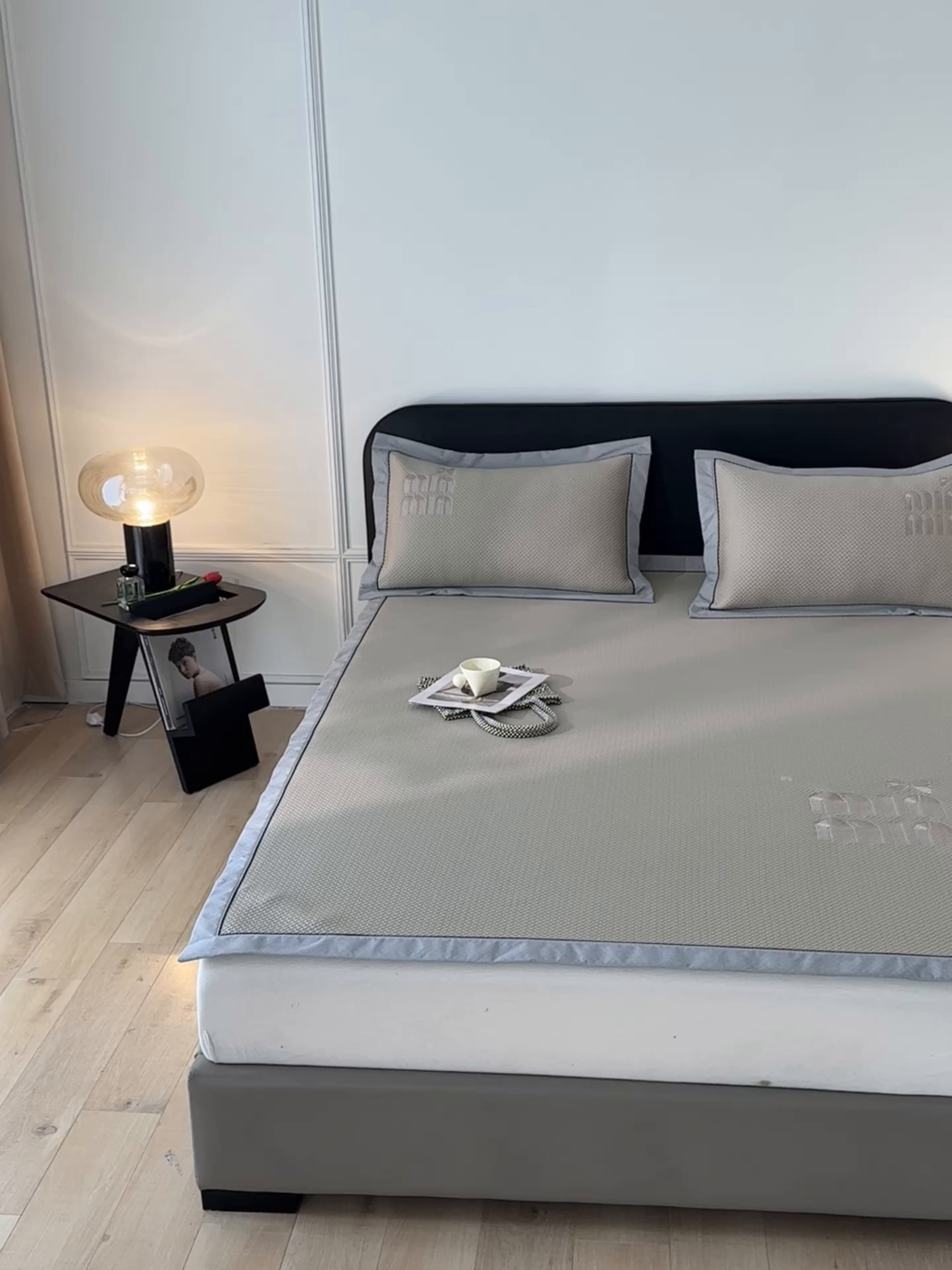 91家纺网 家纺一手货源 找家纺 慕尚家纺 2025新款PE刺绣款minmin&ysl凉感席席子凉席 缪席 卡其