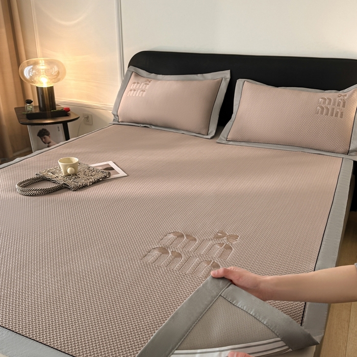 91家纺网 家纺一手货源 找家纺 慕尚家纺 2025新款PE刺绣款minmin&ysl凉感席席子凉席 缪席 浅咖