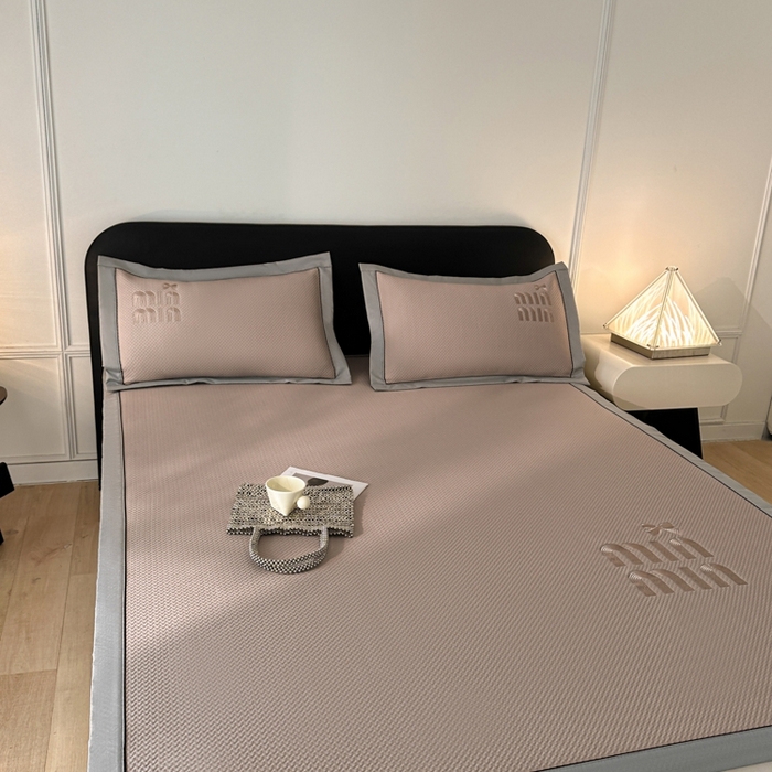 91家纺网 家纺一手货源 找家纺 慕尚家纺 2025新款PE刺绣款minmin&ysl凉感席席子凉席 缪席 浅咖