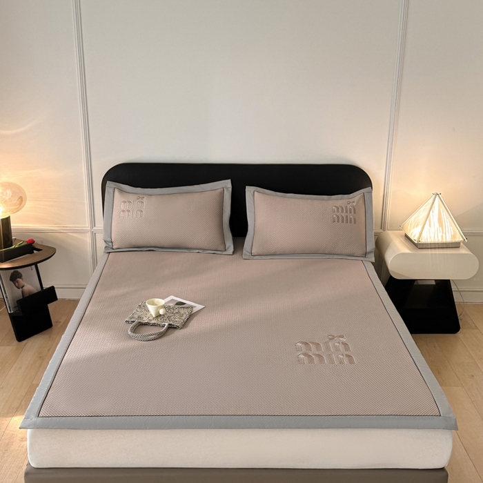 91家纺网 家纺一手货源 找家纺 慕尚家纺 2025新款PE刺绣款minmin&ysl凉感席席子凉席 缪席 浅咖