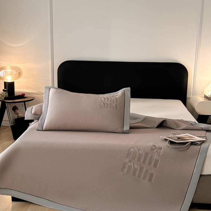 91家纺网 家纺一手货源 找家纺 慕尚家纺 2025新款PE刺绣款minmin&ysl凉感席席子凉席 缪席 浅咖