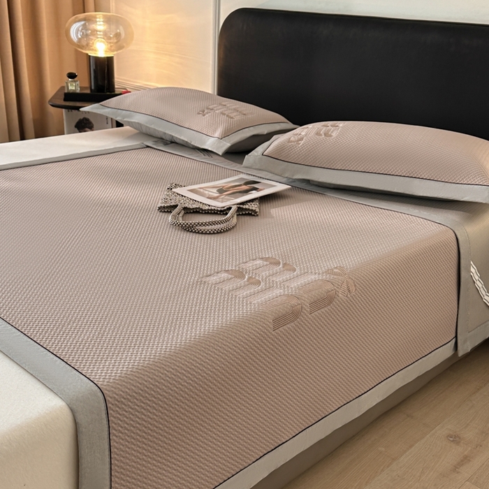 91家纺网 家纺一手货源 找家纺 慕尚家纺 2025新款PE刺绣款minmin&ysl凉感席席子凉席 缪席 浅咖