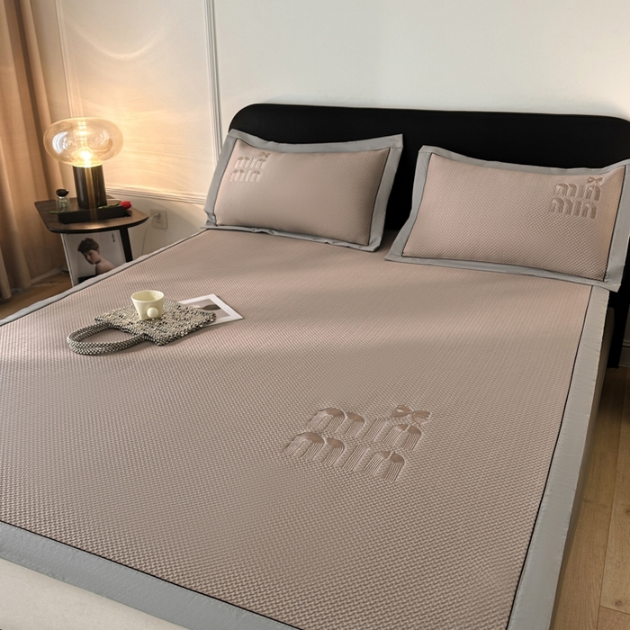 91家纺网 家纺一手货源 找家纺 慕尚家纺 2025新款PE刺绣款minmin&ysl凉感席席子凉席 缪席 浅咖