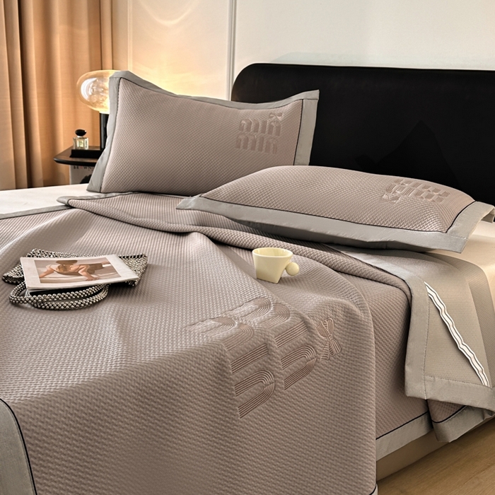 91家纺网 家纺一手货源 找家纺 慕尚家纺 2025新款PE刺绣款minmin&ysl凉感席席子凉席 缪席 浅咖