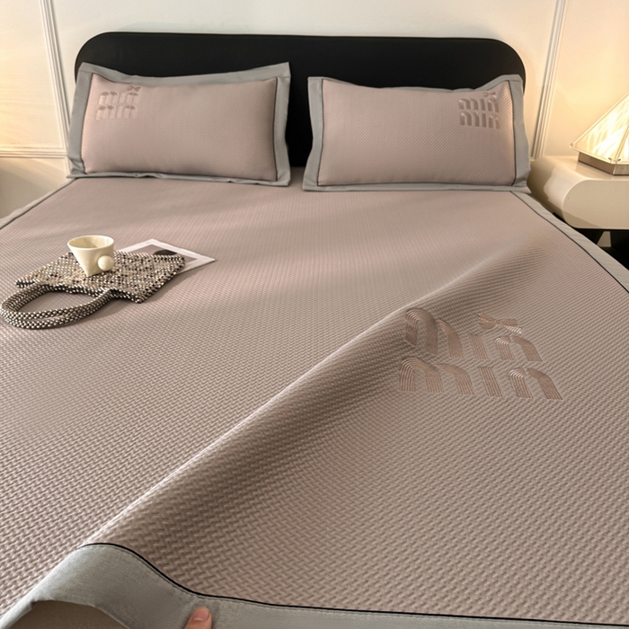 91家纺网 家纺一手货源 找家纺 慕尚家纺 2025新款PE刺绣款minmin&ysl凉感席席子凉席 缪席 浅咖