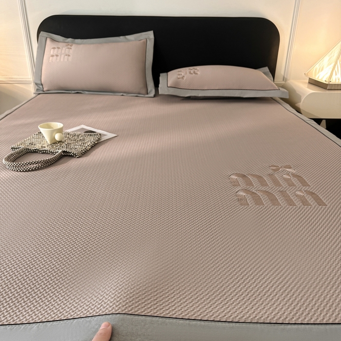 91家纺网 家纺一手货源 找家纺 慕尚家纺 2025新款PE刺绣款minmin&ysl凉感席席子凉席 缪席 浅咖