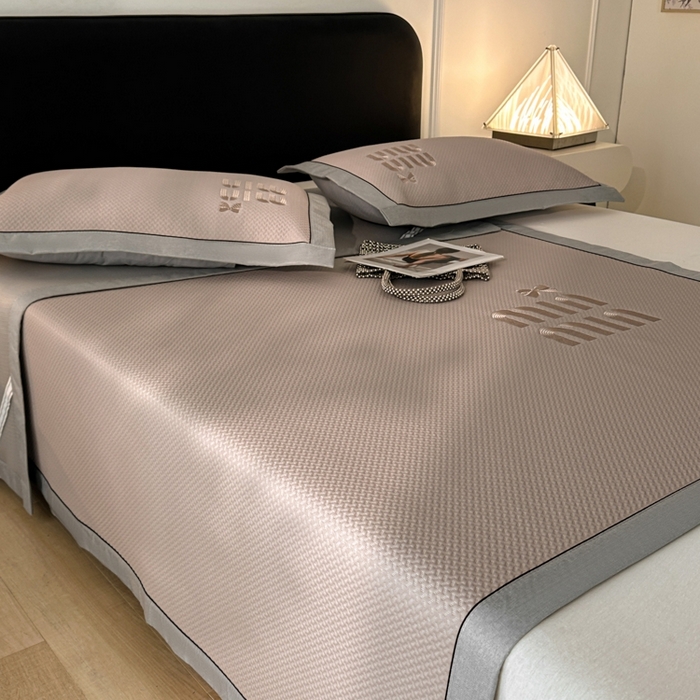 91家纺网 家纺一手货源 找家纺 慕尚家纺 2025新款PE刺绣款minmin&ysl凉感席席子凉席 缪席 浅咖