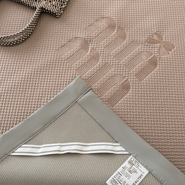 91家纺网 家纺一手货源 找家纺 慕尚家纺 2025新款PE刺绣款minmin&ysl凉感席席子凉席 缪席 浅咖