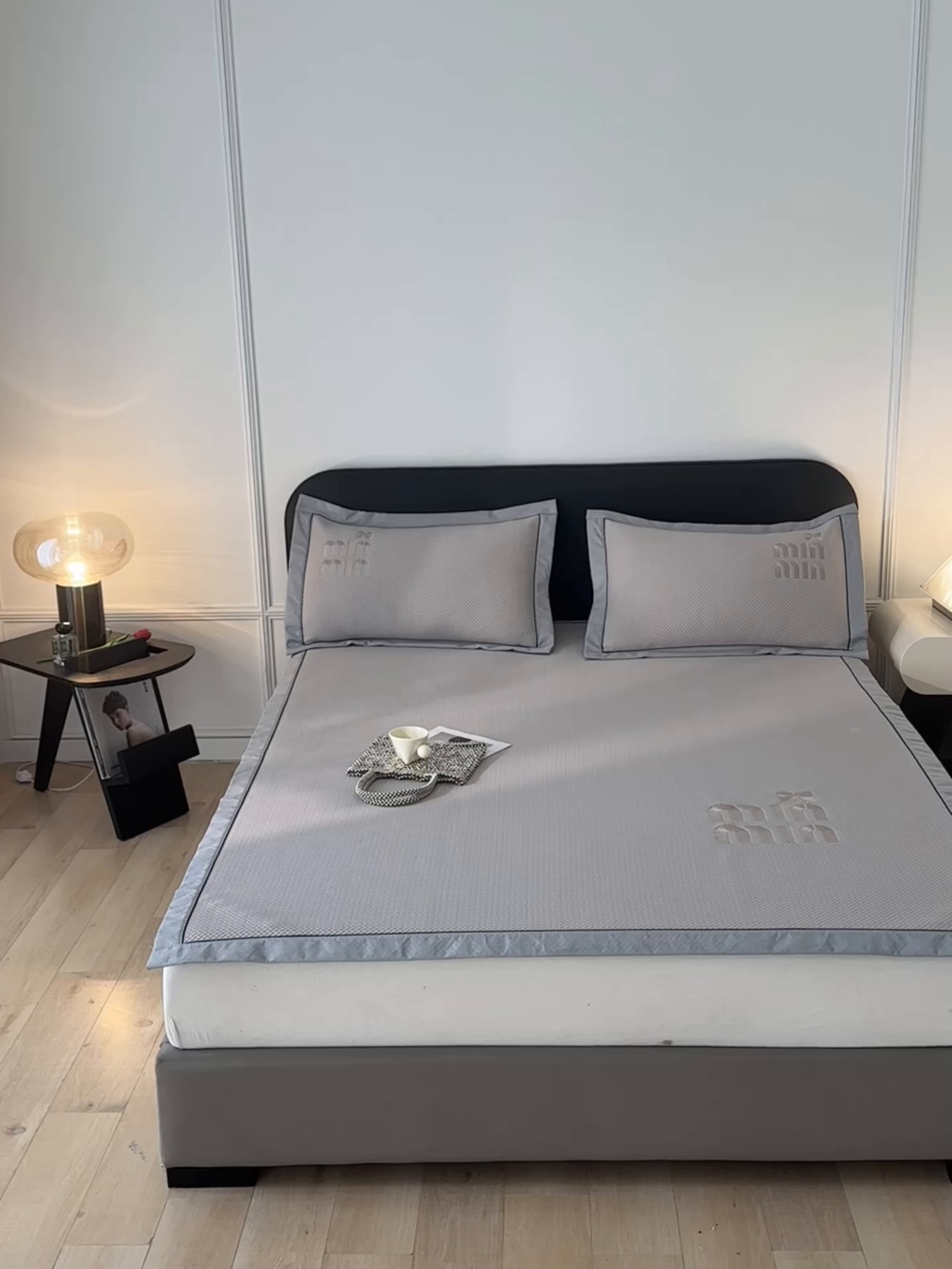 91家纺网 家纺一手货源 找家纺 慕尚家纺 2025新款PE刺绣款minmin&ysl凉感席席子凉席 缪席 浅咖