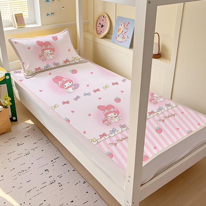 91家纺网 家纺一手货源 找家纺 博雅 2025春夏新款学生宿舍床三丽鸥冰丝凉席席子 草莓条纹美乐蒂