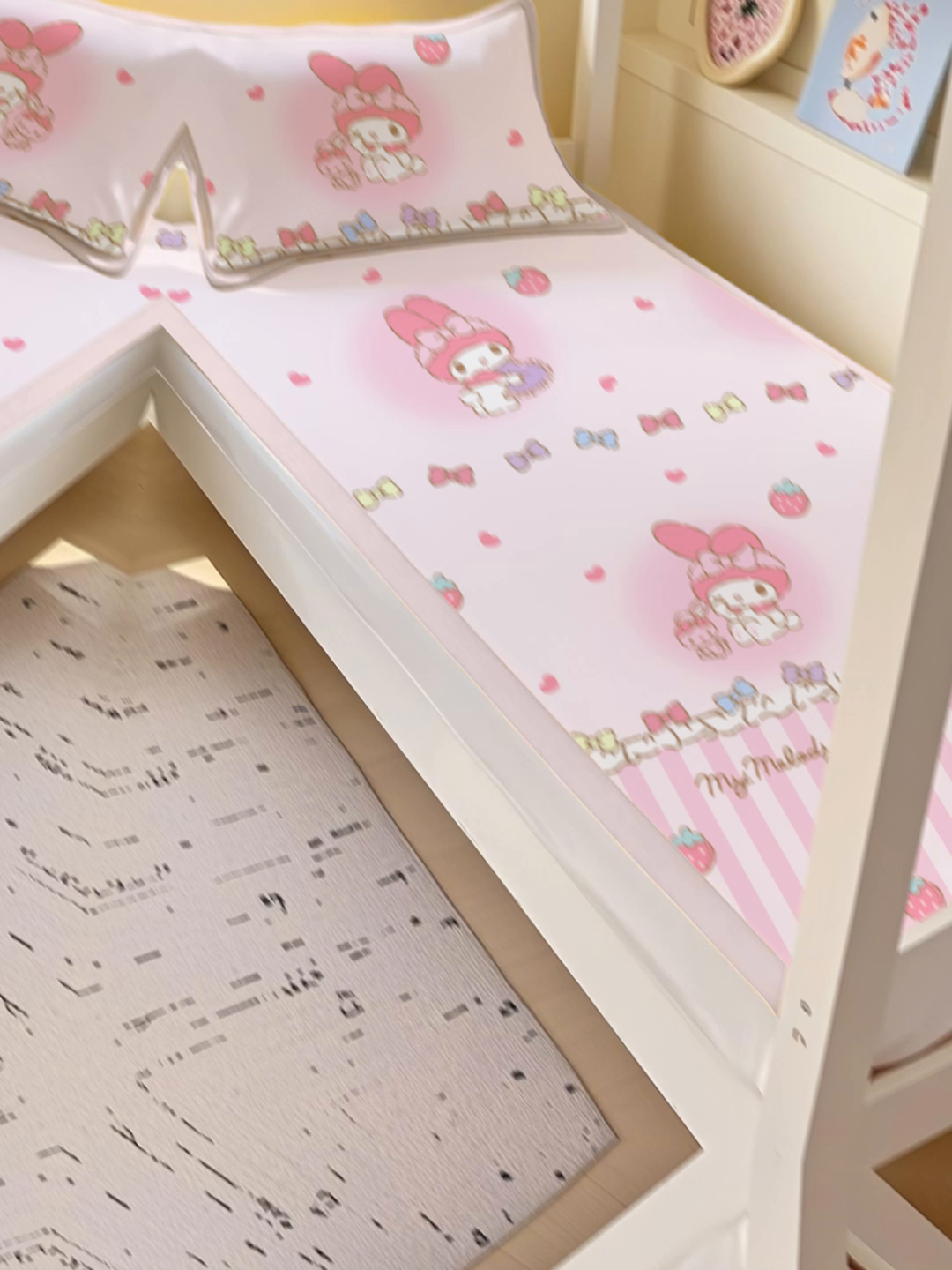 91家纺网 家纺一手货源 找家纺 博雅 2025春夏新款学生宿舍床三丽鸥冰丝凉席席子 草莓条纹美乐蒂