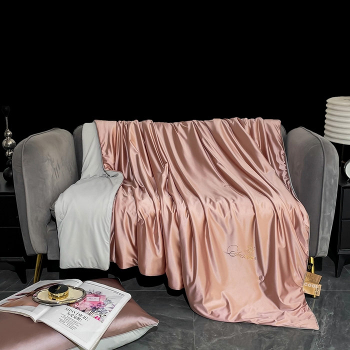 91家纺网 家纺一手货源 找家纺 佳居缘 2025春夏新款透爽冰肌7A抗菌美 肤锦氨夏被夏凉被空调被 珊瑚粉