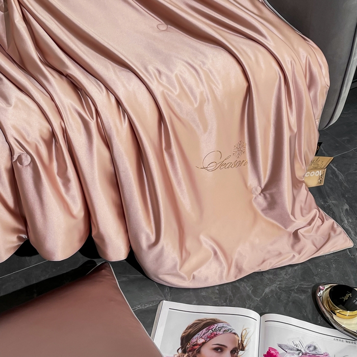 91家纺网 家纺一手货源 找家纺 佳居缘 2025春夏新款透爽冰肌7A抗菌美 肤锦氨夏被夏凉被空调被 珊瑚粉