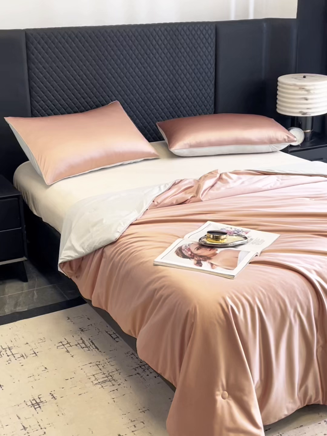 91家纺网 家纺一手货源 找家纺 佳居缘 2025春夏新款透爽冰肌7A抗菌美 肤锦氨夏被夏凉被空调被 珊瑚粉