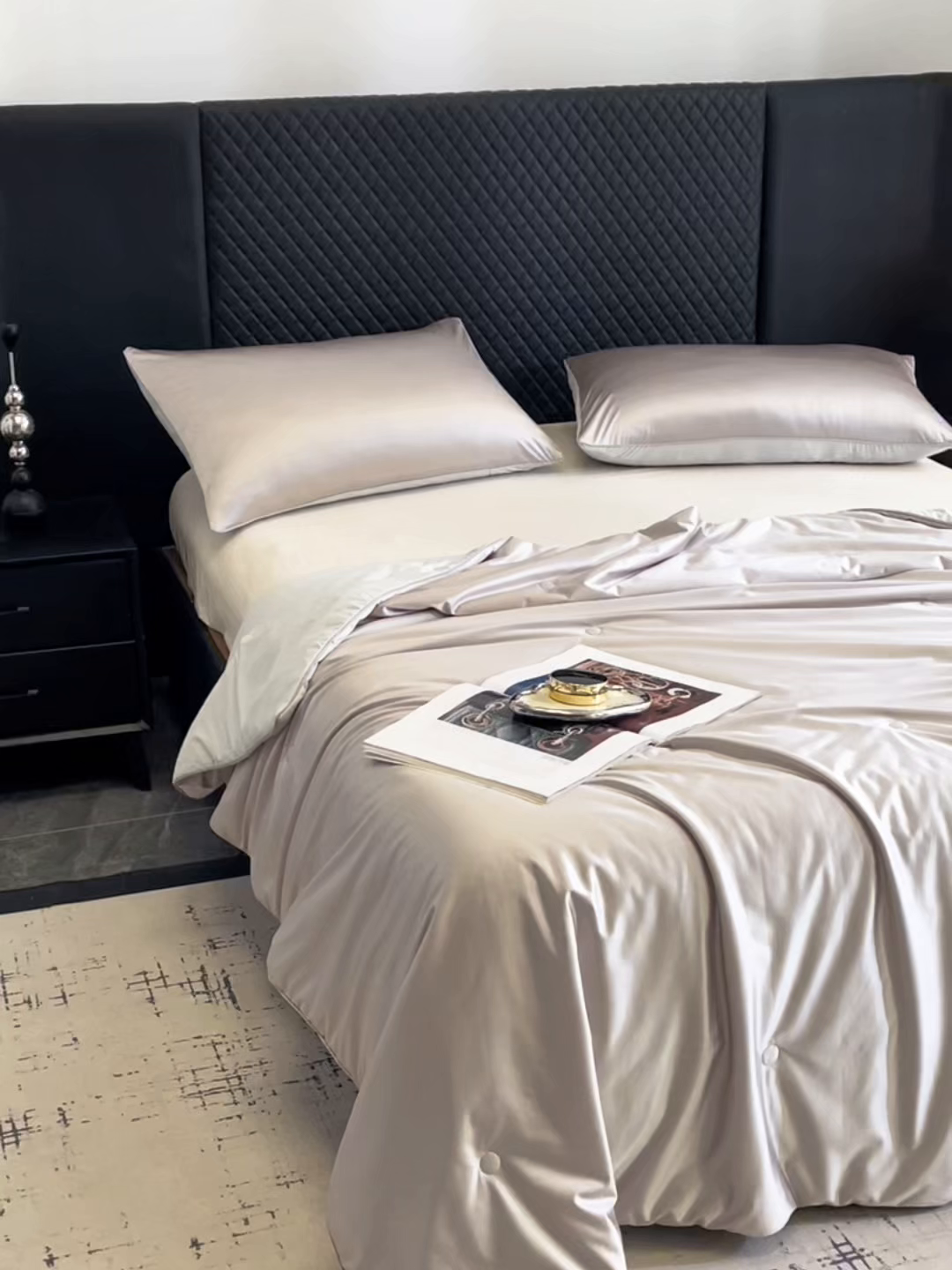 91家纺网 家纺一手货源 找家纺 佳居缘 2025春夏新款透爽冰肌7A抗菌美 肤锦氨夏被夏凉被空调被 银河灰