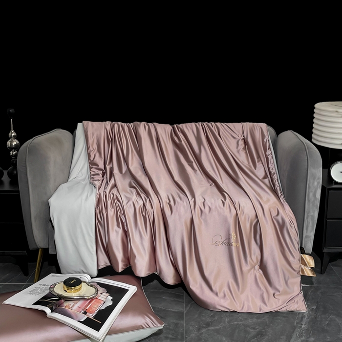 91家纺网 家纺一手货源 找家纺 佳居缘 2025春夏新款透爽冰肌7A抗菌美 肤锦氨夏被夏凉被空调被 樱草紫