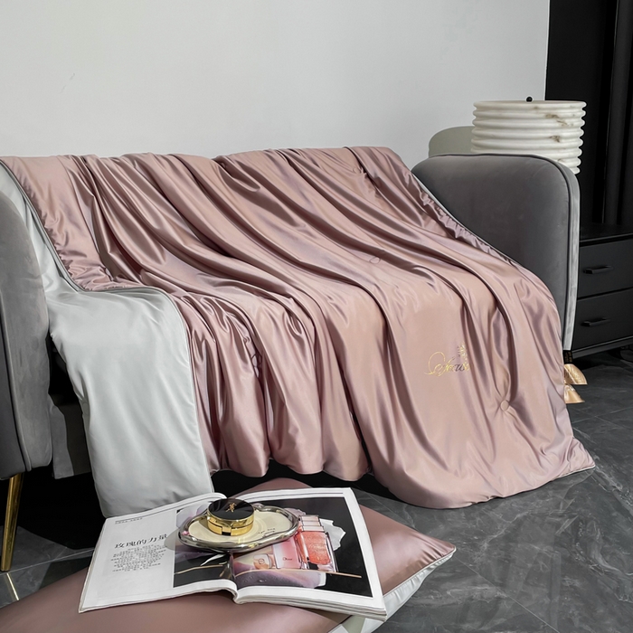 91家纺网 家纺一手货源 找家纺 佳居缘 2025春夏新款透爽冰肌7A抗菌美 肤锦氨夏被夏凉被空调被 樱草紫