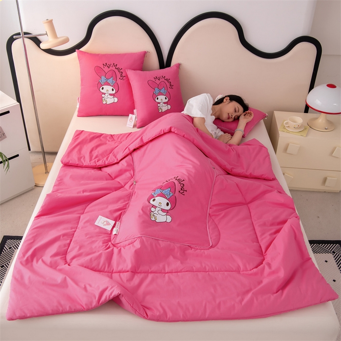 91家纺网 家纺一手货源 找家纺 照世家纺 2025新款全棉纯棉三丽鸥抱枕被【券后控价不低于：78/99/129/149/179】 美乐蒂