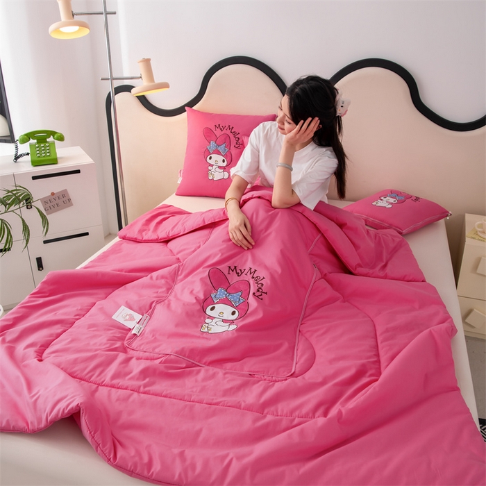 91家纺网 家纺一手货源 找家纺 照世家纺 2025新款全棉纯棉三丽鸥抱枕被【券后控价不低于：78/99/129/149/179】 美乐蒂