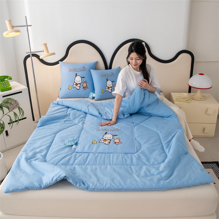 91家纺网 家纺一手货源 找家纺 照世家纺 2025新款全棉纯棉三丽鸥抱枕被【券后控价不低于：78/99/129/149/179】 帕恰狗-蓝