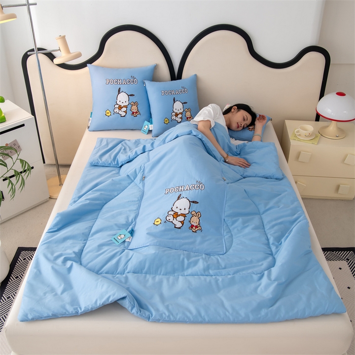 91家纺网 家纺一手货源 找家纺 照世家纺 2025新款全棉纯棉三丽鸥抱枕被【券后控价不低于：78/99/129/149/179】 帕恰狗-蓝