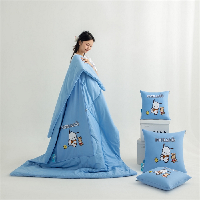 91家纺网 家纺一手货源 找家纺 照世家纺 2025新款全棉纯棉三丽鸥抱枕被【券后控价不低于：78/99/129/149/179】 帕恰狗-蓝