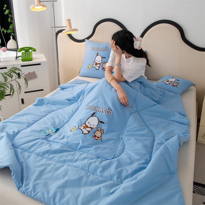 91家纺网 家纺一手货源 找家纺 照世家纺 2025新款全棉纯棉三丽鸥抱枕被【券后控价不低于：78/99/129/149/179】 帕恰狗-蓝