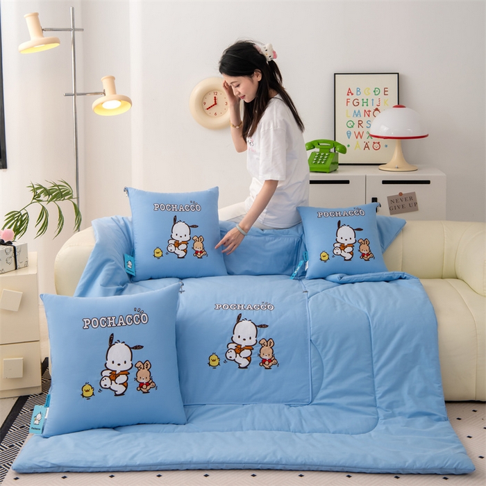 91家纺网 家纺一手货源 找家纺 照世家纺 2025新款全棉纯棉三丽鸥抱枕被【券后控价不低于：78/99/129/149/179】 帕恰狗-蓝