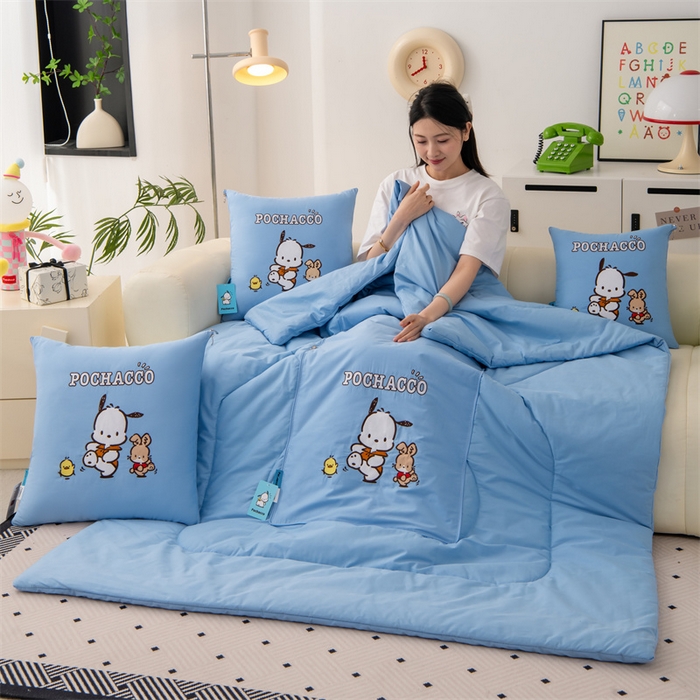 91家纺网 家纺一手货源 找家纺 照世家纺 2025新款全棉纯棉三丽鸥抱枕被【券后控价不低于：78/99/129/149/179】 帕恰狗-蓝