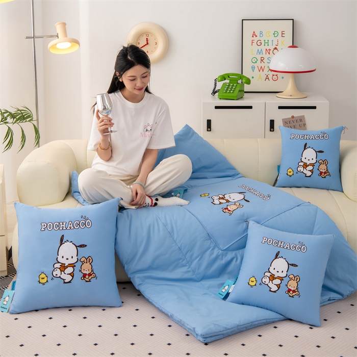 91家纺网 家纺一手货源 找家纺 照世家纺 2025新款全棉纯棉三丽鸥抱枕被【券后控价不低于：78/99/129/149/179】 帕恰狗-蓝