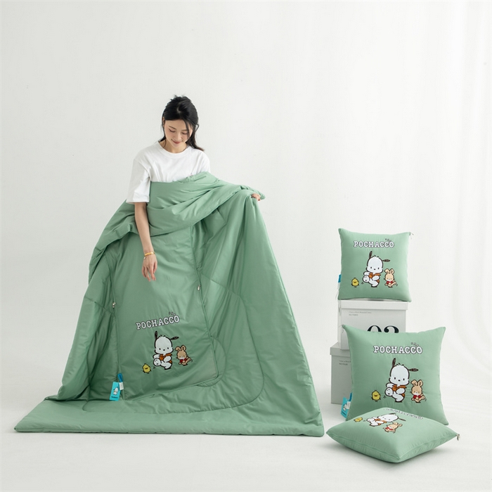 91家纺网 家纺一手货源 找家纺 照世家纺 2025新款全棉纯棉三丽鸥抱枕被【券后控价不低于：78/99/129/149/179】 帕恰狗-绿