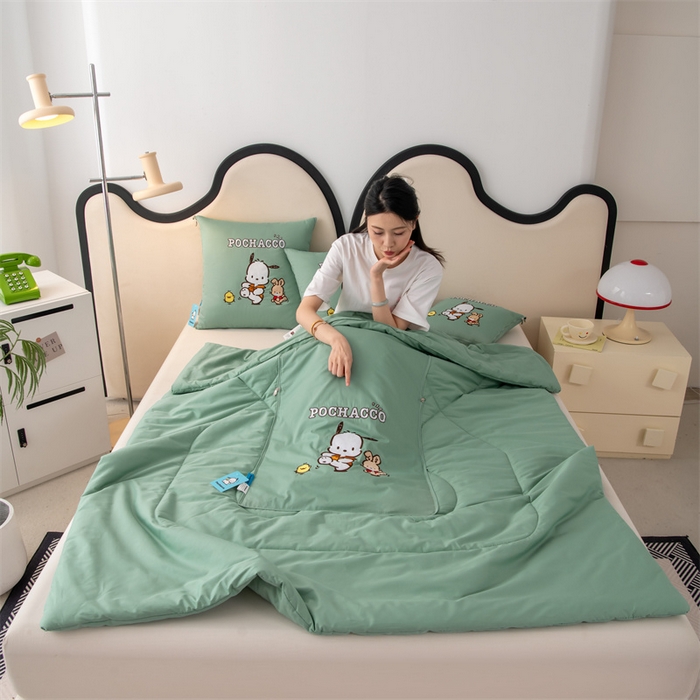 91家纺网 家纺一手货源 找家纺 照世家纺 2025新款全棉纯棉三丽鸥抱枕被【券后控价不低于：78/99/129/149/179】 帕恰狗-绿