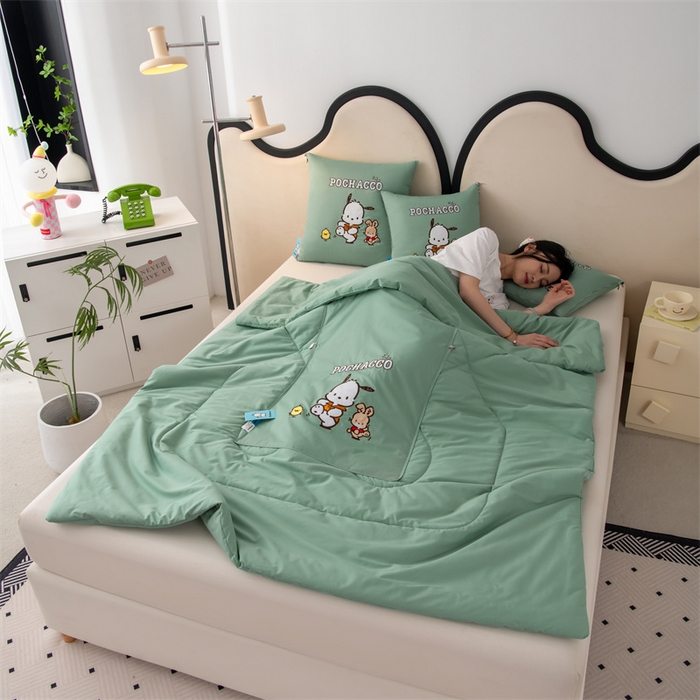 91家纺网 家纺一手货源 找家纺 照世家纺 2025新款全棉纯棉三丽鸥抱枕被【券后控价不低于：78/99/129/149/179】 帕恰狗-绿