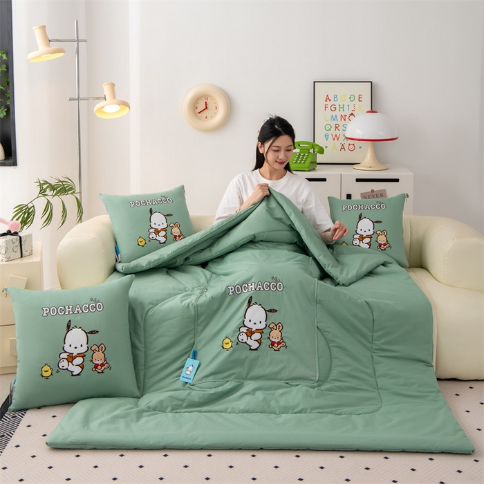 91家纺网 家纺一手货源 找家纺 照世家纺 2025新款全棉纯棉三丽鸥抱枕被【券后控价不低于：78/99/129/149/179】 帕恰狗-绿