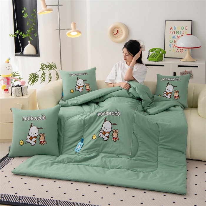 91家纺网 家纺一手货源 找家纺 照世家纺 2025新款全棉纯棉三丽鸥抱枕被【券后控价不低于：78/99/129/149/179】 帕恰狗-绿