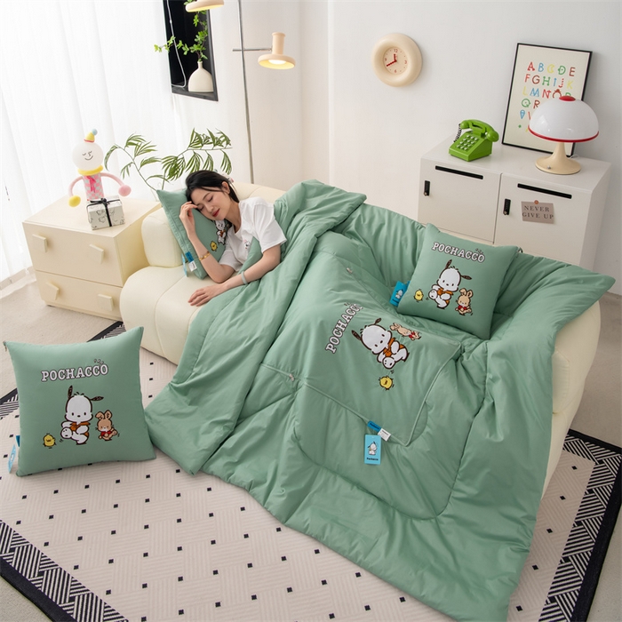 91家纺网 家纺一手货源 找家纺 照世家纺 2025新款全棉纯棉三丽鸥抱枕被【券后控价不低于：78/99/129/149/179】 帕恰狗-绿