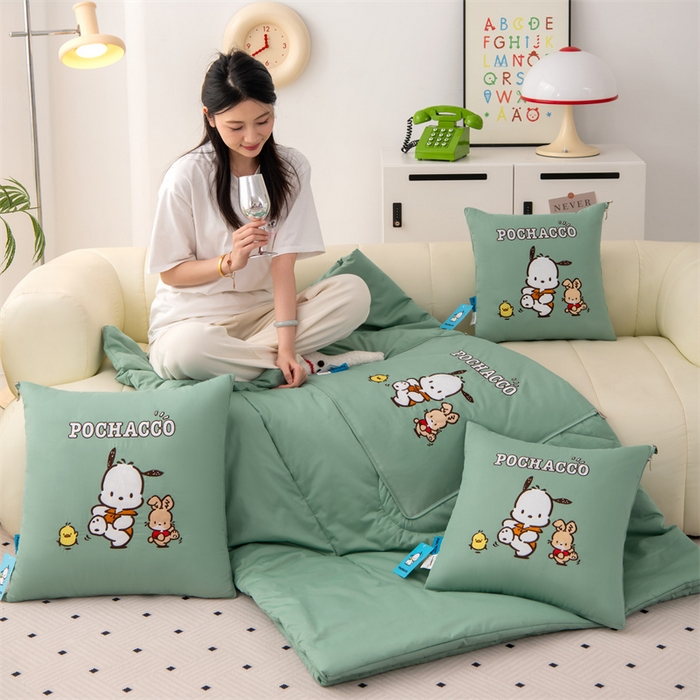 91家纺网 家纺一手货源 找家纺 照世家纺 2025新款全棉纯棉三丽鸥抱枕被【券后控价不低于：78/99/129/149/179】 帕恰狗-绿