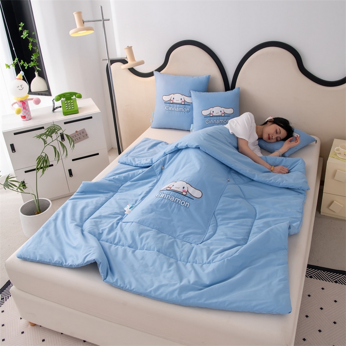 91家纺网 家纺一手货源 找家纺 照世家纺 2025新款全棉纯棉三丽鸥抱枕被【券后控价不低于：78/99/129/149/179】 玉桂狗