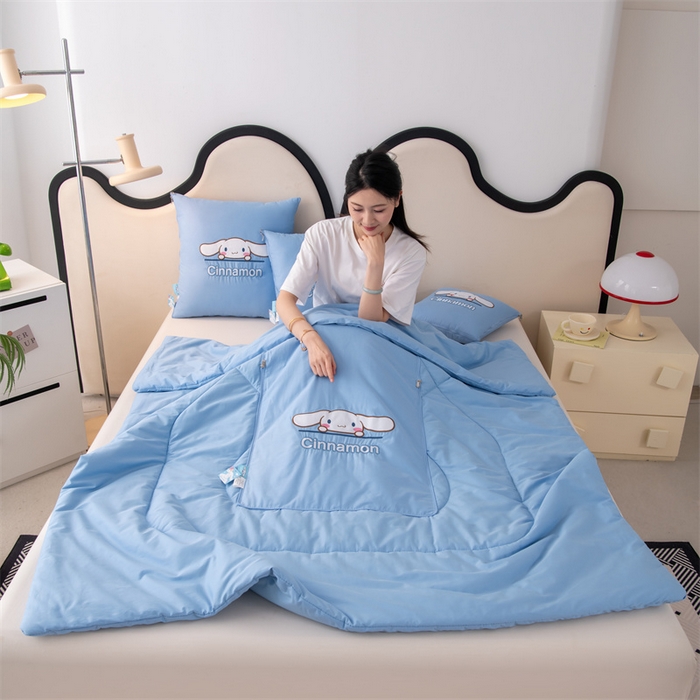 91家纺网 家纺一手货源 找家纺 照世家纺 2025新款全棉纯棉三丽鸥抱枕被【券后控价不低于：78/99/129/149/179】 玉桂狗