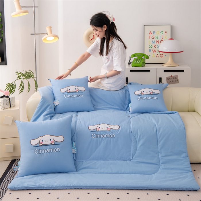 91家纺网 家纺一手货源 找家纺 照世家纺 2025新款全棉纯棉三丽鸥抱枕被【券后控价不低于：78/99/129/149/179】 玉桂狗