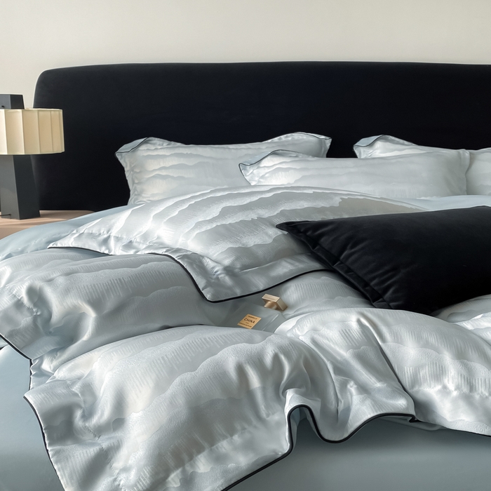 91家纺网 家纺一手货源 找家纺 爱彼家纺 2025夏季新款高端水洗冰丝提花四件套 山水画烟波蓝