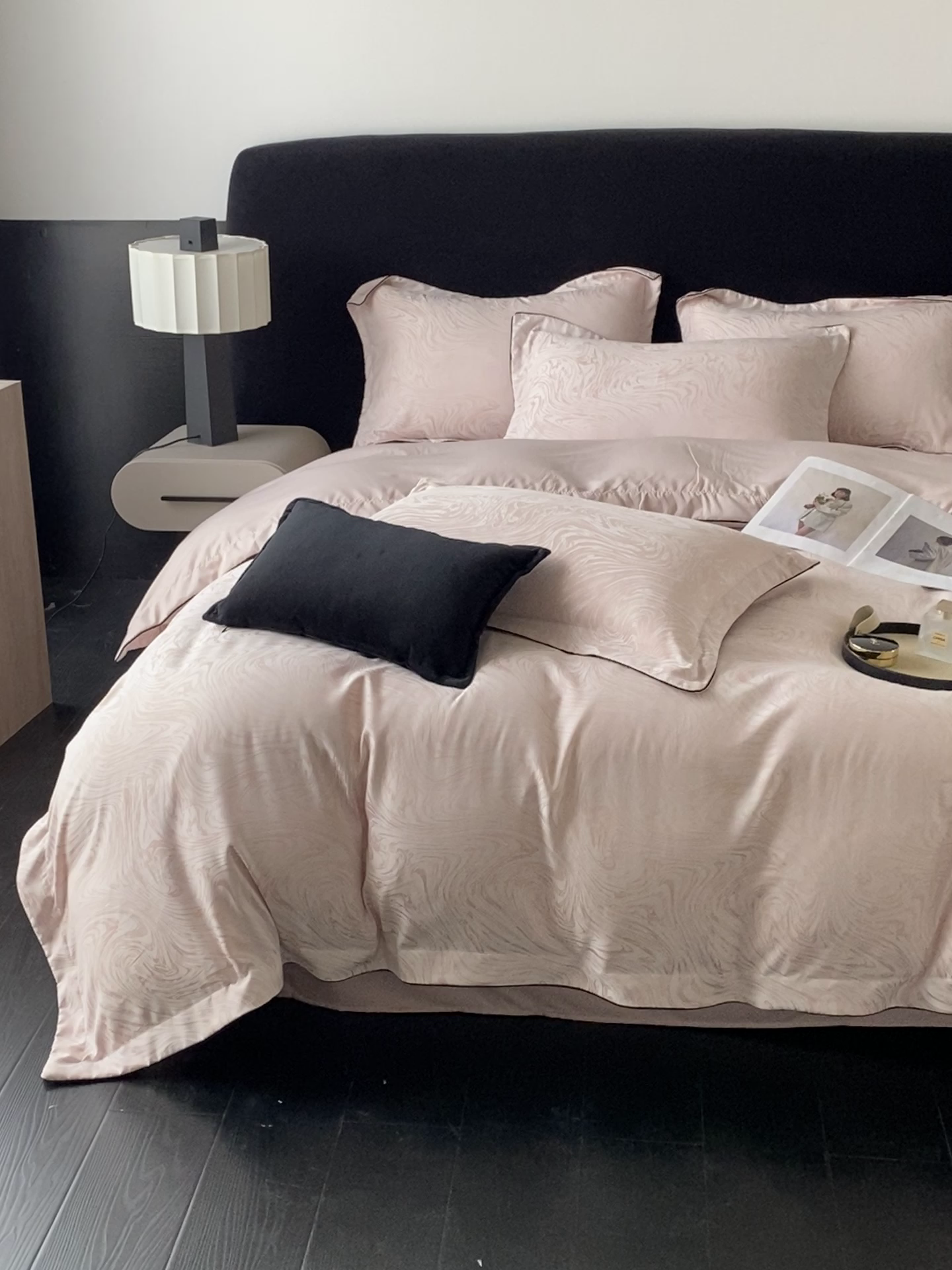 91家纺网 家纺一手货源 找家纺 爱彼家纺 2025夏季新款高端水洗冰丝提花四件套 知夏优雅粉