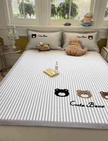 91家纺网 家纺一手货源 找家纺 2025年新款PE提花卡通毛巾绣凉席系列场景一 邦尼熊